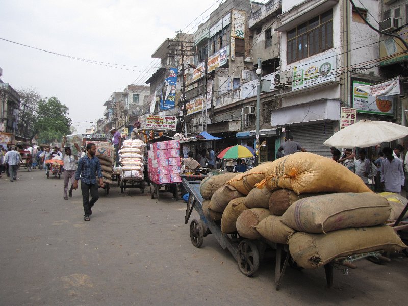 old delhi.jpg - Maandag 8 april komen we, na weer een goede nachtrust in de trein, in de ochtend aan in Delhi.Net als aan het begin van de reis verblijven we in hotel Florence.Dinsdagochtend worden we door een gids opgehaald voor een tocht door het oude Delhi. 